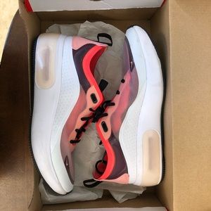 Nike Air Max DIA SE - 7.5 - gently used